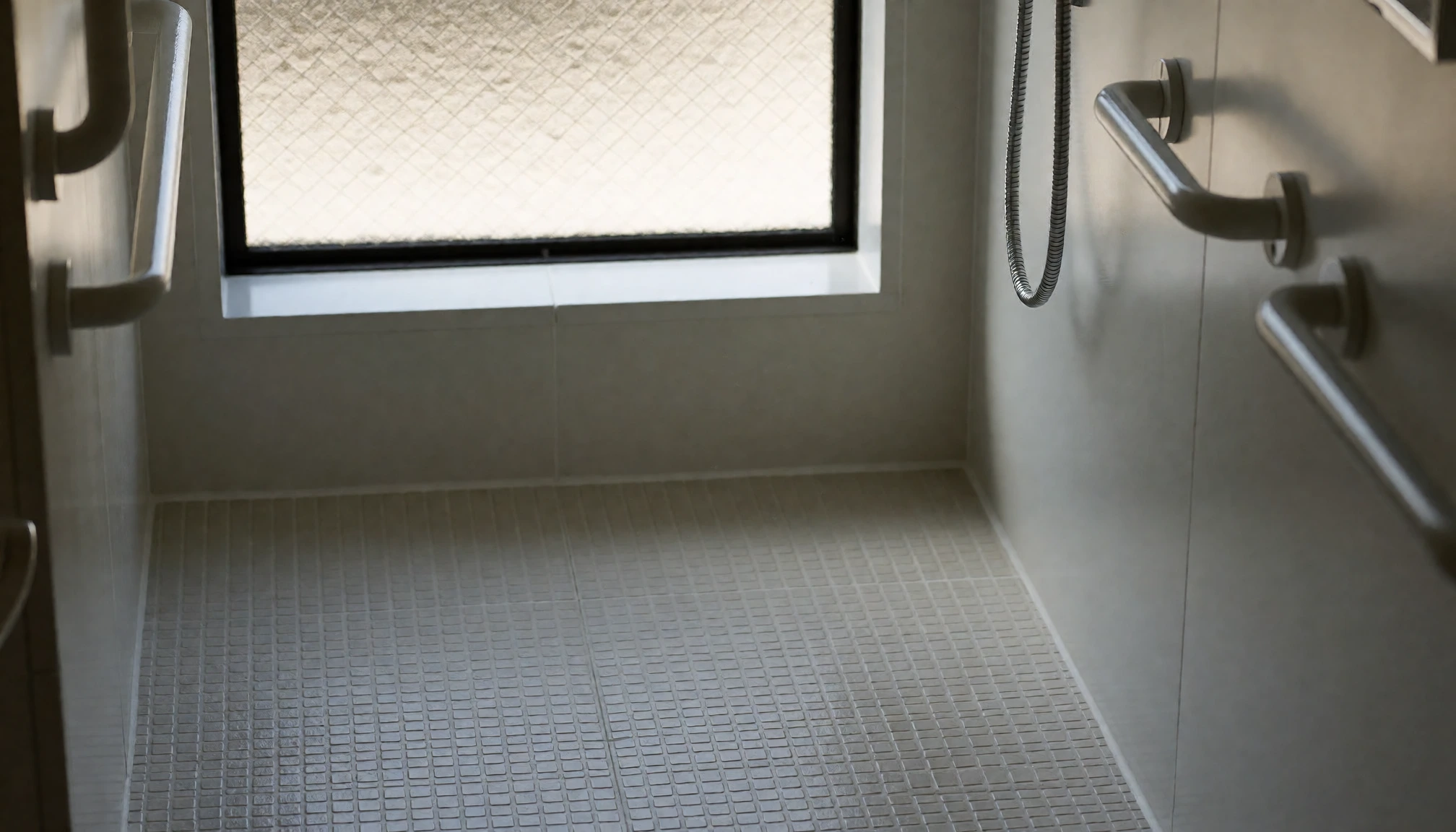 Sécuriser une salle de bain pour un senior : les bons réflexes